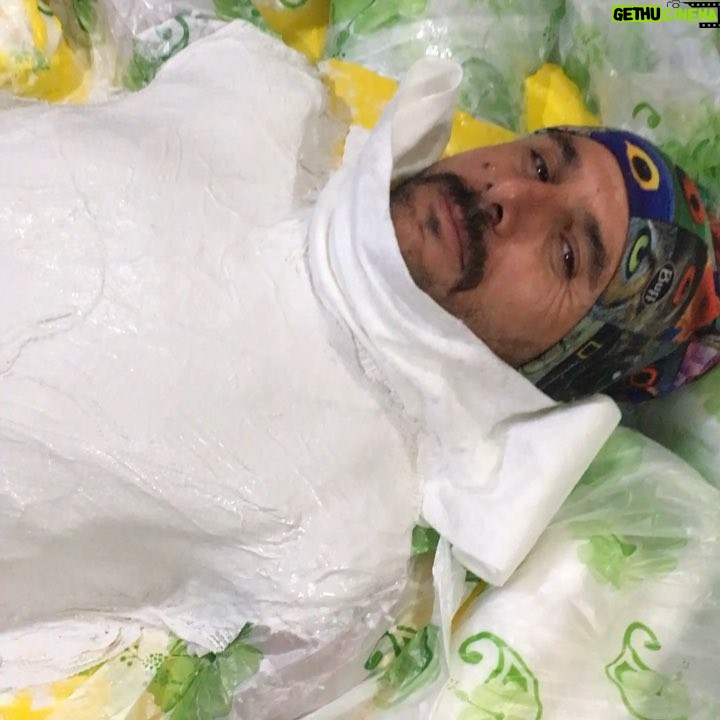 Amin Hayaei - 259.6K Likes - درخونگاه با نگاهى متفاوت و پر قدرت در جشنواره فيلم فجر امسال
درخونگاه فيلمى با ژانر اجتماعى است كه در دهه هفتاد سپرى مى شود
اسامى بازيگران و عوامل اصلى فيلم سينمايى درخونگاه
تهيه كننده: منصور سهراب پور، كارگردان: سياوش اسعدى، فيلم نوشت: نيما نادرى/ سياوش اسعدى / مشاور پروژه : روزبه معينى
بازيگران: امين حيايى، ژاله صامتى، مهراوه شريفى نيا ، نادر فلاح ، محمود جعفرى ،منصور شهبازى ،افشين سنگ چاپ ،فاطمه مرتاضى و پانته آپناهى
مدير فيلمبردارى: تورج اصلانى و فيلمبرداران: حسن و مهدى اصلانى،مدير برنامه ريزى و دستيار اول كارگردان: عليرضا صالحى، طراح صحنه و لباس: مجيد على اسلام، طراح گريم: آرزو حلاجى، مدير صدابردارى: ناصر انتظارى، مديرتوليد: ناصر ريحان صفت ،جانشين توليد: عباس نصرالله،جلوه هاى ويژه ميدانى : رضا تركمان ،عكاس و فيلمبردار پشت صحنه: مهرداد ناصرى
تدوين همزمان:محمدرضا مويينى
صداگزارى: عليرضا علويان
موسيقى: فرزين قره گوزلو
در خلاصه داستان فيلم سينمايى درخونگاه آماده است:
ظهري مي ايد
تابسازد!
اگر نبازد...
#درخونگاه
@roozbeh_moeini
#حمايت#بخش #خصوصی
#roozbeh_moeini
