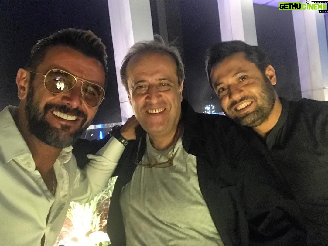 Amin Hayaei - 175.5K Likes - مراسم تجليل از حميد نعمت الله عزيز به مناسبت اكران فيلم سينمايى رگ خواب
🌹🙌
@roozbeh_moeini #roozbeh_moeini