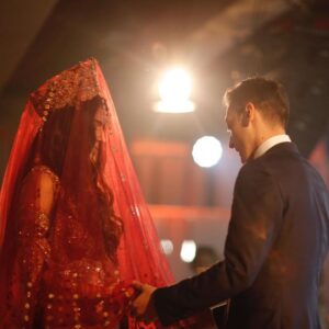 Amine Gülşe Instagram - Hayatımızın en önemli gününü geride bıraktık, hepinizin vesilesiyle o gün hayatımızın en güzeli oldu. Düğünümüzde birlikte edindiğimiz ve her zaman hatırlayacağımız birçok anılar için minnettarız.

İlk olarak bizi bu özel günde yanlız bırakmayan ailelerimize ve arkadaşlarımıza şükranlarımızı sunarız. Bu güzel organizasyonu mükemmel bir şekilde gerçekleştiren tüm ekiplere teşekkür ederiz ve tabiki bize binlerce tebrik mesajları gönderen sevenlerimize teşekkür ederiz. 
Ayrıca dilediğimiz gibi BigShoe vakfı ile tüm dünyada çocuklara ameliyatlarla yardım eden herkese teşekkür ederiz. 
Sevmek bir lütuftur, sevilmek ise saadettir ❤️🙏🏼 Teşekkürler :

Düğün ve kina organizasyon: Fulya Terim ve ekibi @terimevents 
Kaftan ve dansçı: Emine Bayrak & Mine Şen ve ekibi @lalorganizasyon 
Saç : Sabit Akkaya ve ekibi @sabitakkaya 
Makyaj : Erkan Uluç ve ekibi @erkanuluc
Taç: @boybeyijewellery
Düğün orkestra: Tarik Sezer ve ekibi @tariksezerorkestrasi 
Ses & işik : @staraswedding 
Fotoğraflar & video : Muharrem Doğan ve ekibi @ssvisualmaker
Kina Dj : Emre Kurtişler
Ayfer Party DJ : Yasin Keleş
Düğün : @fsbosphorus
Kina: @swissotelthebosphorus 
Vito Transter: @piray_tourism_turkey