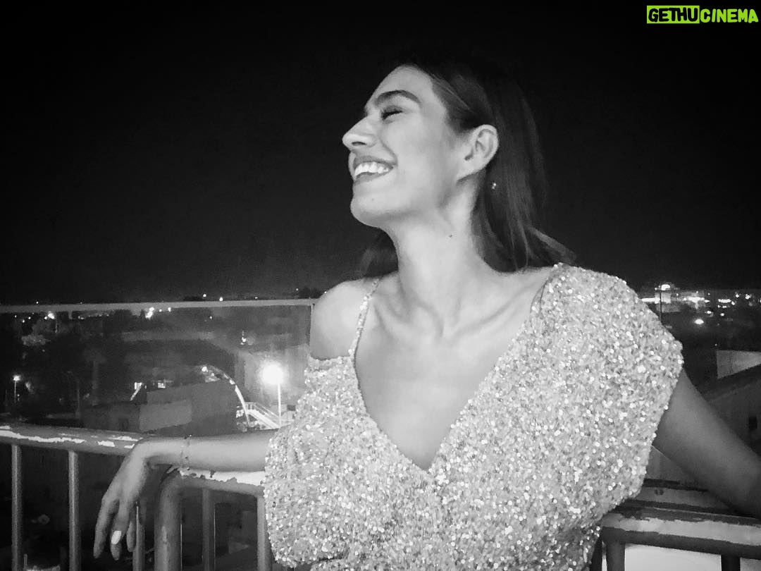 Amine Gülşe Instagram - Gülmek ruhun ilacıdır 🙏🏼💙