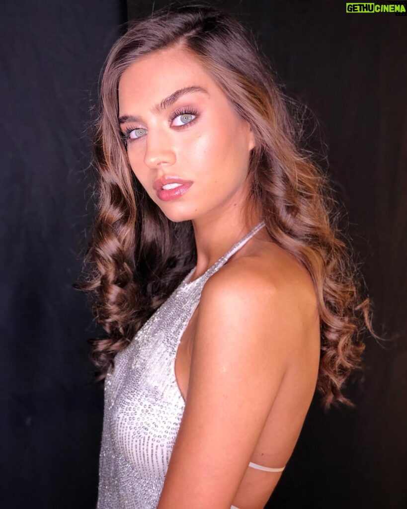 Amine Gülşe Instagram - Miss Turkey 2018 için hazırım 👑💛 Make up: @norah_karwanchi Dress: @rasitbagzibagli Volkswagen Arena