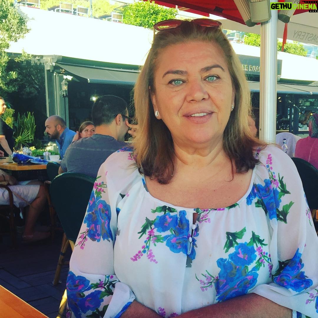 Amine Gülşe Instagram - Bugün senin günün meleğim iyi ki doğdun iyi ki benim annemsin, senin kızın olmaktan gurur duyuyorum 😍🙏🏼 seni çok seviyorum ❤️ nice mutlu senelere 🎉🎁