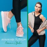 Amine Gülşe Instagram - Bu hafta içi enerjimizi harekete geçirmeye ne dersiniz? 🏃🏻‍♀ Haydi spora 👀 #ayakkabıtutkum #deichmann #yazıntarzhareketi