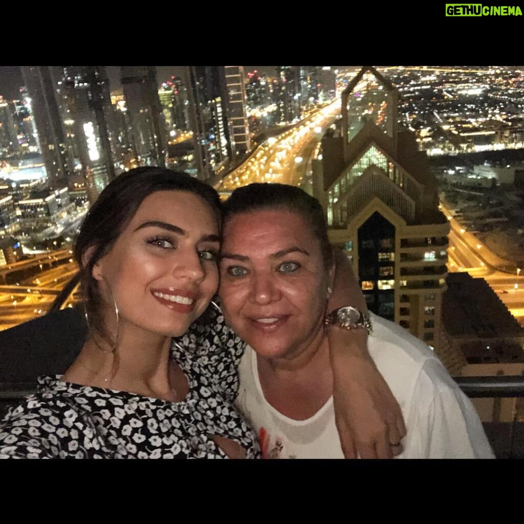 Amine Gülşe Instagram - Senle her şey daha keyifli, iyiki varsın anneeemmm😍🙏🏼❤️ #annekiz Shangri-La Dubai
