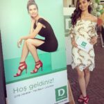 Amine Gülşe Instagram - Deichmann lansmanı 💚 Elbise : @rasitbagzibagli 💃🏻 Ayakkabı : @deichmann_tr 👠 Saç : @sabitakkaya 💇🏽‍♀️ Makyaj : @erkanuluc 💄