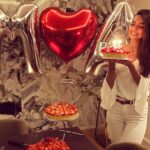 Amine Gülşe Instagram - Dün gece bana hayatımın süprizini yapan biricik aşkıma çok teşekkür ediyorum, senii çoook seviyorum @m10_official ❤️😍🙏🏼 Bir yaşıma daha girdim💃🏻🎂beni arayan, mesaj atan doğum günümü kutlayan herkese çok teşekkür ediyorum, iyiki varsınız 🙏🏼🎉