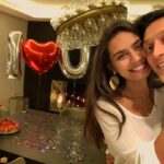 Amine Gülşe Instagram - Dün gece bana hayatımın süprizini yapan biricik aşkıma çok teşekkür ediyorum, senii çoook seviyorum @m10_official ❤️😍🙏🏼 Bir yaşıma daha girdim💃🏻🎂beni arayan, mesaj atan doğum günümü kutlayan herkese çok teşekkür ediyorum, iyiki varsınız 🙏🏼🎉