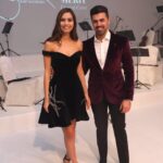 Amine Gülşe Instagram – Yine nefes kesen bir defileye imza attı canım arkadaşım @rasitbagzibagli tebrik ediyorum ❤️ beni ve annemi bu güzel akşamda Kıbrıs’ta ağırladığın için çok teşekkürler orda olmak çok güzeldi 🙏🏼 Saç: @sabitakkaya 
Makyaj: @erkanuluc 
Elbise: @rasitbagzibagli 
Ayakkabı: @deichmann_tr