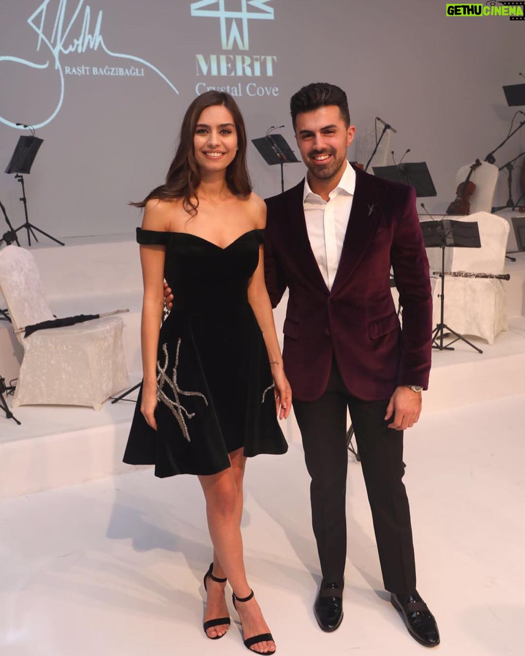 Amine Gülşe Instagram - Yine nefes kesen bir defileye imza attı canım arkadaşım @rasitbagzibagli tebrik ediyorum ❤️ beni ve annemi bu güzel akşamda Kıbrıs’ta ağırladığın için çok teşekkürler orda olmak çok güzeldi 🙏🏼 Saç: @sabitakkaya Makyaj: @erkanuluc Elbise: @rasitbagzibagli Ayakkabı: @deichmann_tr