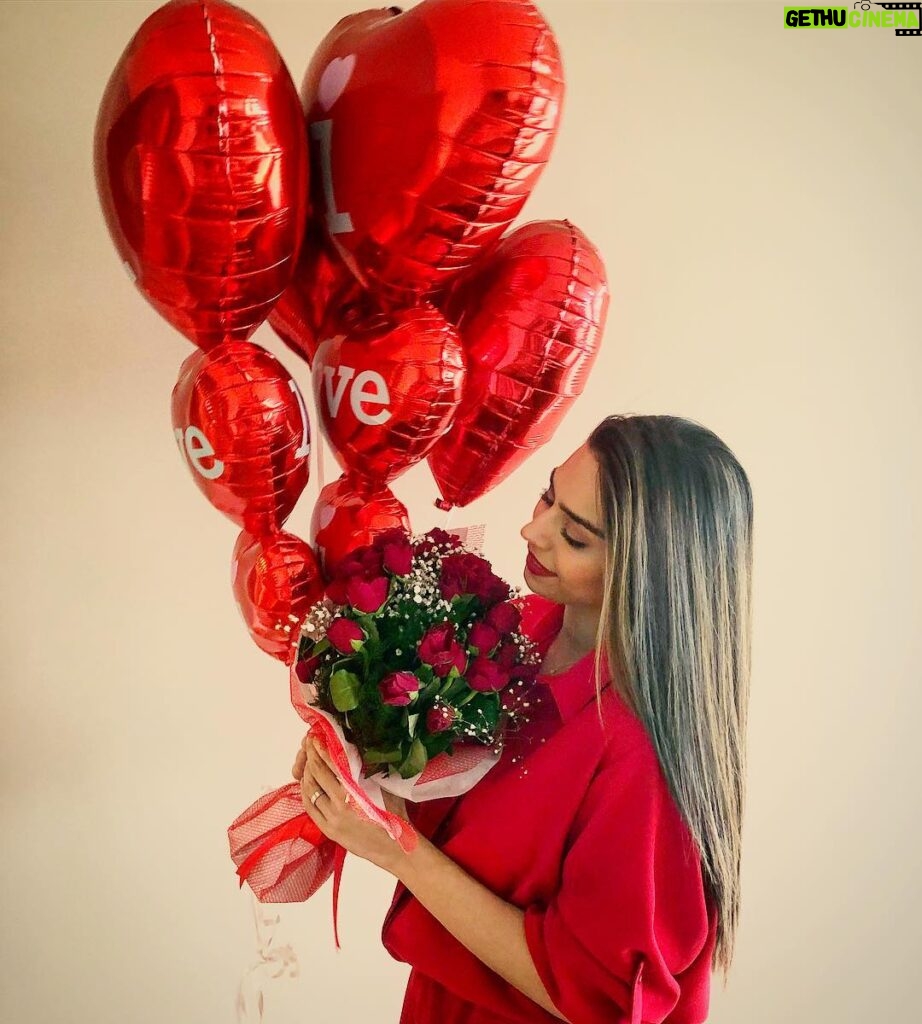 Amine Gülşe Instagram - İyi ki varsın aşkım @m10_official ❤️🙏🏼 Tüm sevenlerin sevgililer gününü kutluyorum hep mutlu olun 😍🤗