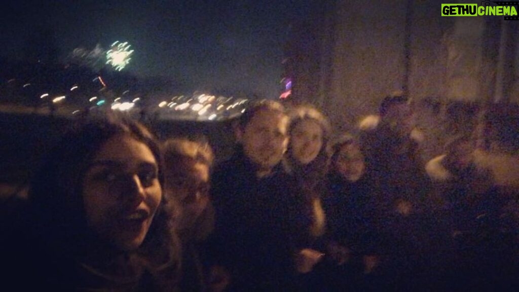 Amine Gülşe Instagram - Gott nytt år 🎇🇸🇪🤗 Yeni yılınız kutlu olsun ❤️🙏🏼🇹🇷 Happy new year ❤️🌎🌍🌏🙏🏼