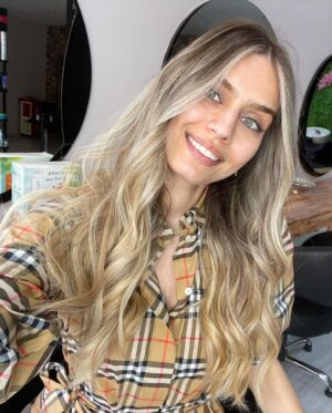 Amine Gülşe Instagram - Bazen değişiklik gerekir 🙈😆Ellerine sağlik  @mokkahairstudio 😊👊🏼