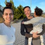 Amine Gülşe Instagram – Yıldönümümüz kutlu olsun kocacım❤️
İyiki sen olmuşsun iyiki biz olmuşuz seni çok seviyorum Ailem👨‍👩‍👧❤️🧿🤲🏼