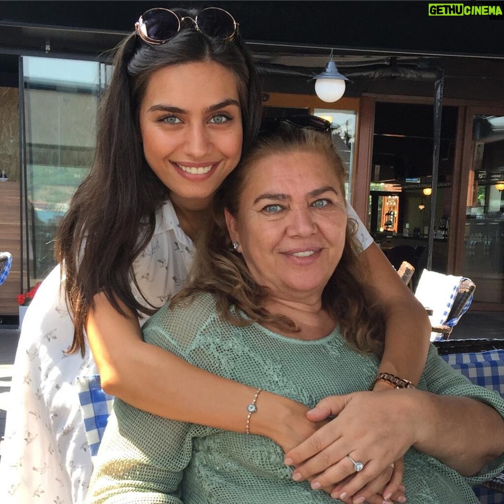 Amine Gülşe Instagram - Benim biricik annem herşeyim ❤🙏🏼