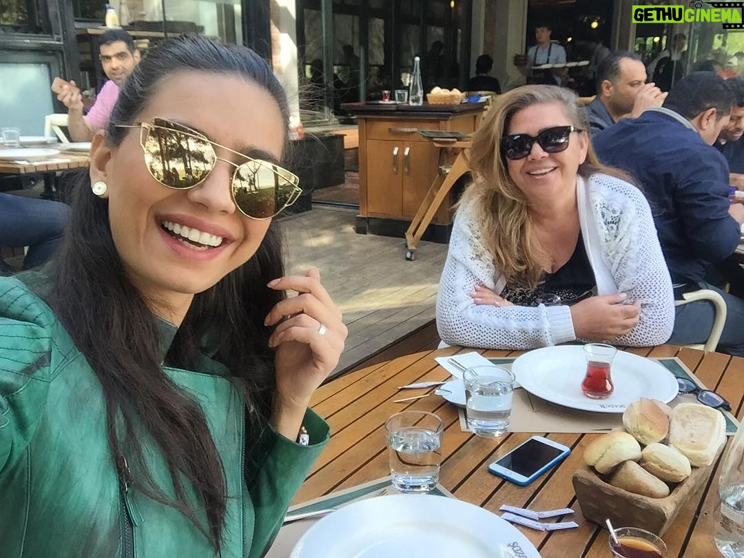 Amine Gülşe Instagram - Bügün benim doğum günümü kutlayan herkese çok ama çok teşekkür ediyorum iyiki varsiniz 💃🏻❤ I want to thank everyone for the best birthday wishes ever thank you all I appreciate every single one of them ❤🎉😍