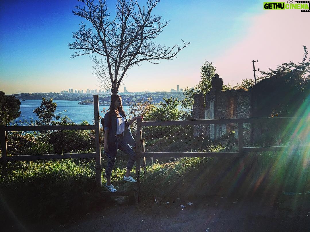 Amine Gülşe Instagram - Ve set biter 🎬😬 #ikisinidesevdim styling : @taylangulstyle
