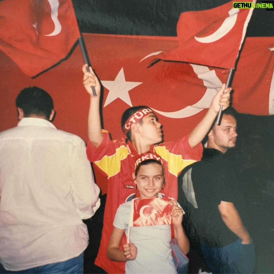 Amine Gülşe Instagram - 23 Nisan Ulusal Egemenlik ve Çocuk Bayramımız kutlu olsun! #tbt #abimveben ❤