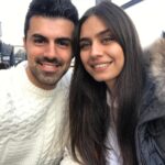Amine Gülşe Instagram – Biz beraberken hep böyle güleriz hepte böyle olsun inşallah🙏🏼iyiki varsin can dostum kardeşim @rasitbagzibagli ❤😊