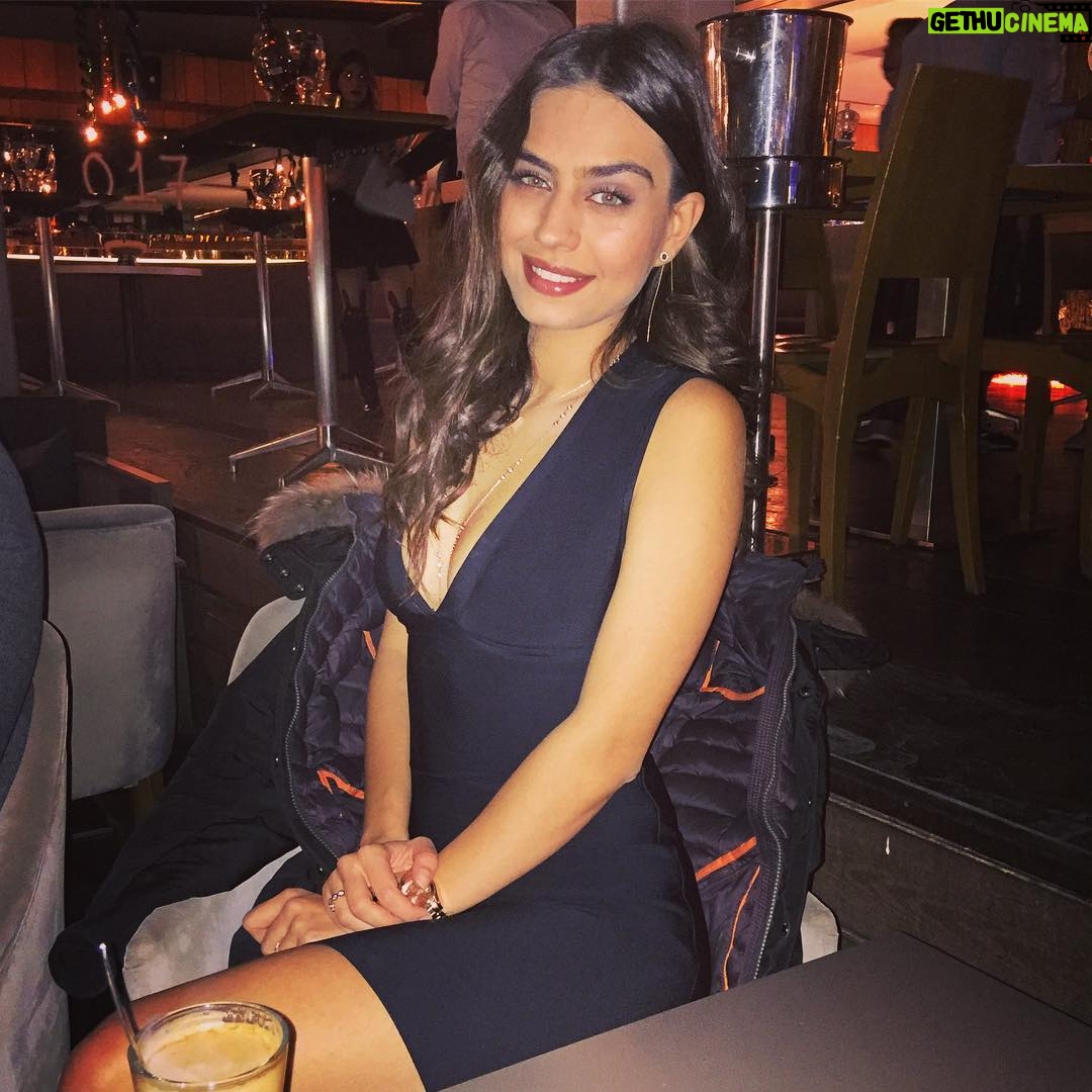Amine Gülşe Instagram - 2016 ülkem ve dünya adına üzücü geçti😞umarim Yeni yıl huzur, mutluluk, sağlık ve dilediğiniz tüm hayaller gerçekleşir❤️🙏🏼 Mutlu yıllar2️⃣0️⃣1️⃣7️⃣ 🎉