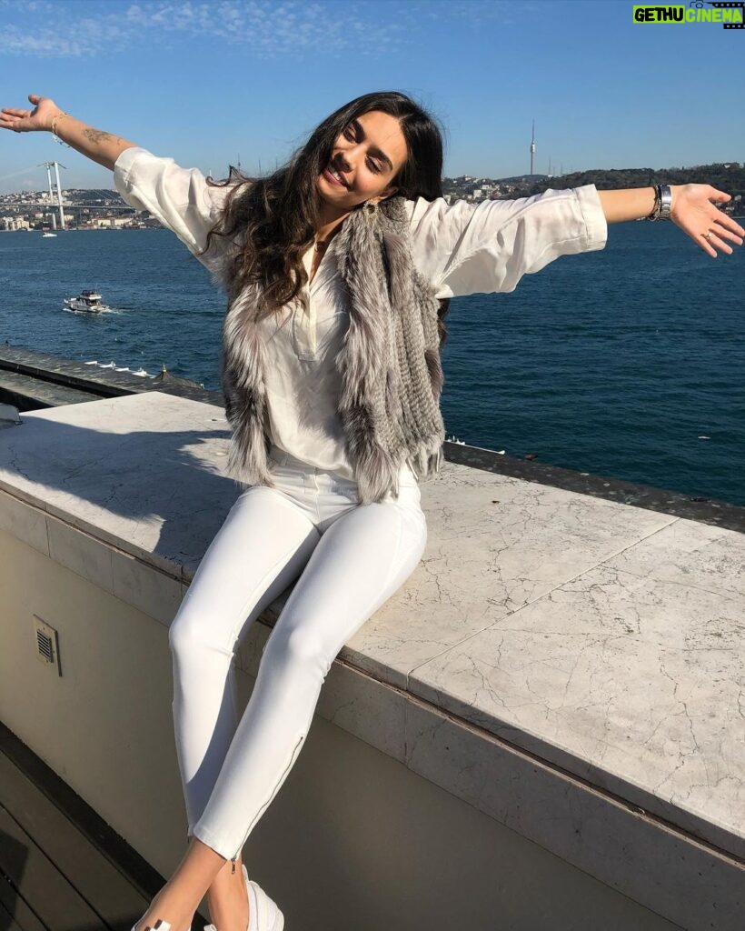 Amine Gülşe Instagram - İstanbul ✨💛