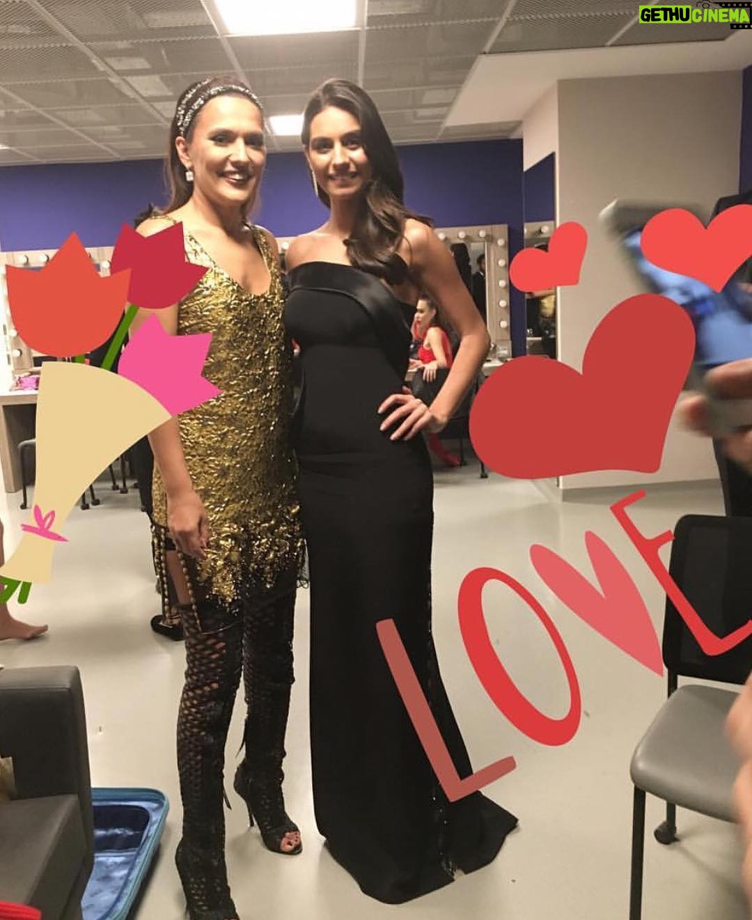 Amine Gülşe Instagram - Dünya tatlısı @demetakalin ❤️ tebrik için yanına gittim o kadar güzel bi o kadar da mütevazi bayıldııım😍 iyiki tanıdım ☺️
