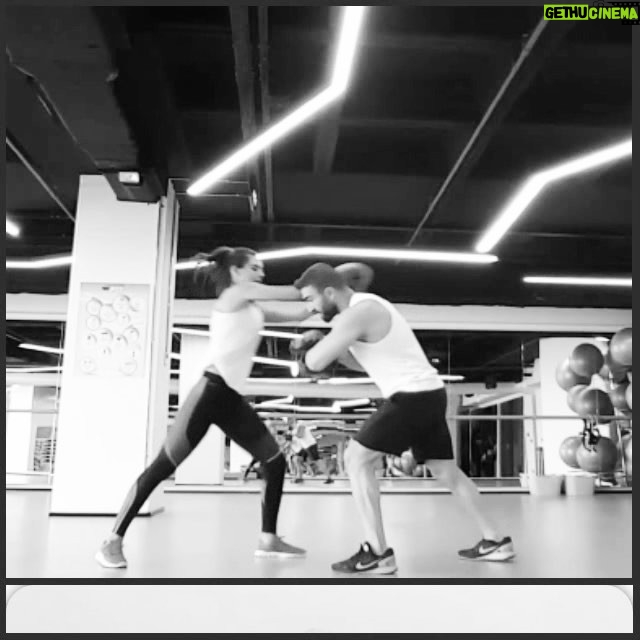 Amine Gülşe Instagram - İlk dersten küçük bir video unutmayalim bu daha ilk ders 🙈@pt_azizdemir hocam daha iyi olucaz dimi ☺️😅 #kickboks #kickboxing