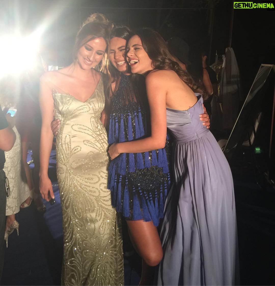 Amine Gülşe Instagram - Harika bir gece oldu #missturkey2016 canlarim @cagilozgeozkul @aslimelisauzun ile çok eğlendik 💃🏻❤️ bizi bu gece giydiren canim @rasitbagzibagli @dervisbagzibagli çok teşekkürler 😍☺️ Regnum Carya Golf & Spa Resort Belek / Antalya