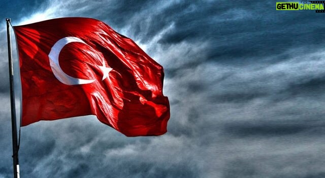 Amine Gülşe Instagram - Allah yardımcımız olsun hak adalet insallah yerini bulur, Allah milletimizi vatanımızı korusun, dualarim Türkiyemle 🙏 #turkiye