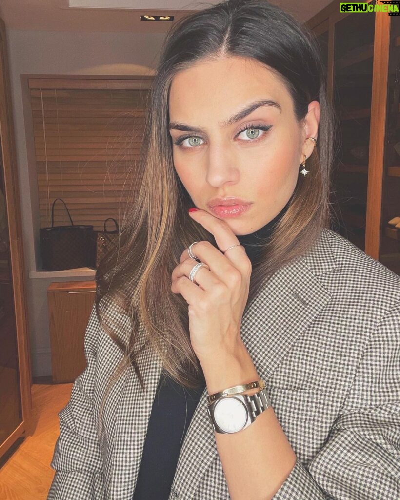 Amine Gülşe Instagram - Hmmm, really 🤔? What would your caption be 🙋🏽‍♀️😅