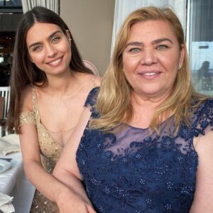 Amine Gülşe Instagram - Doğum günün kutlu olsun anneciğim 🎂❤️ iyi ki doğdun iyi ki varsın nice sağlıklı, huzurlu ve mutlu senelere birlikte 🧿Seni inanılmaz çok seviyorum 😘 Allah seni başımızdan eksik etmesin, Amin 🤲🏼🥰