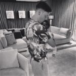 Amine Gülşe Instagram – Öyle güzel bakıyorsun ki kızımıza gözlerindeki o ışıltı, mutluluk ve huzur hiç sönmesin, babalık sana çok yakıştı iyi ki varsın ❤️ Babalar günün kutlu olsun ömrüm 👨‍👩‍👧🤲🏼