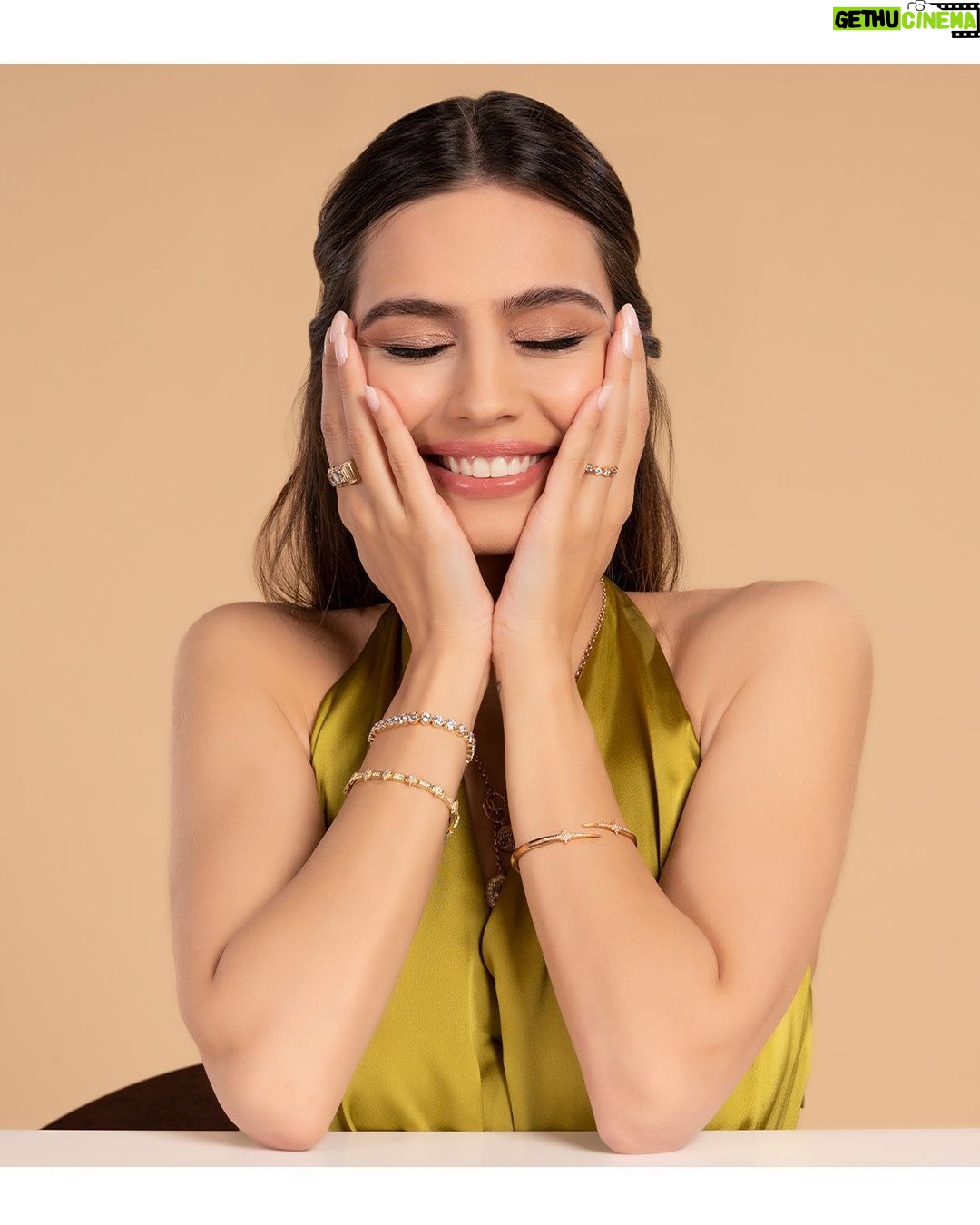 Amine Gülşe Instagram - Everyone has a shine that graces them uniquely. Amine by @glamira reflects mine, and allows you to enhance yours. Don't forget to check out their upcoming Black Friday sales and find your unique piece. #GLAMIRA #AminebyGLAMIRA
