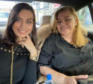 Amine Gülşe Instagram - Anne olmak hiç kolay değilmiş !

Herşeyden önce hep yavrusunu düşünmek varmış ona en çok sevgiyi verip onu koruyup kollamak, hep onun iyi olmasını sağlamak hergün sevgilere boğmak onun bir minik gülüşüne ölüp bitmek.
Anne olmak ne demek ben yeni öğrendim ama sen biricik ANNEM bunu 30 senedir yapıyorsun hiç bıkmadan usanmadan hiç oooff demeden bizim yanımızdasın, sana minnettarım iyiki benim annemsin iyiki ❤️ İnşallah bende senin gibi harika bir anne olurum ve benim kızımda benim sana baktığım aşkla  bana bakar🤲🏼🥰 İlk başta annemin sonra tüm annelerin anneler günü kutlu olsun, sadece bugün değil her gün onların günü 🤲🏼❤️