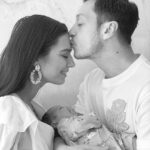 Amine Gülşe Instagram – Şükürler olsun ki kızımız Eda sağlıklı bir şekilde dünyaya geldi👨‍👩‍👧❤️ Rabbim bize, çevresine ve bütün insanlığa hayırlı bir evlat olmasını nasip eder inşallah,AMİN🤲🏼
Amine & Mesut Özil🇹🇷🧿🤲🏼