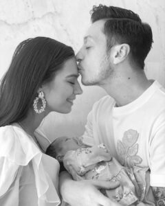 Amine Gülşe Instagram - Şükürler olsun ki kızımız Eda sağlıklı bir şekilde dünyaya geldi👨‍👩‍👧❤️ Rabbim bize, çevresine ve bütün insanlığa hayırlı bir evlat olmasını nasip eder inşallah,AMİN🤲🏼 Amine & Mesut Özil🇹🇷🧿🤲🏼