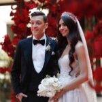Amine Gülşe Instagram - Hayatımızın en önemli gününü geride bıraktık, hepinizin vesilesiyle o gün hayatımızın en güzeli oldu. Düğünümüzde birlikte edindiğimiz ve her zaman hatırlayacağımız birçok anılar için minnettarız. İlk olarak bizi bu özel günde yanlız bırakmayan ailelerimize ve arkadaşlarımıza şükranlarımızı sunarız. Bu güzel organizasyonu mükemmel bir şekilde gerçekleştiren tüm ekiplere teşekkür ederiz ve tabiki bize binlerce tebrik mesajları gönderen sevenlerimize teşekkür ederiz. Ayrıca dilediğimiz gibi BigShoe vakfı ile tüm dünyada çocuklara ameliyatlarla yardım eden herkese teşekkür ederiz. Sevmek bir lütuftur, sevilmek ise saadettir ❤️🙏🏼 Teşekkürler : Düğün ve kina organizasyon: Fulya Terim ve ekibi @terimevents Kaftan ve dansçı: Emine Bayrak & Mine Şen ve ekibi @lalorganizasyon Saç : Sabit Akkaya ve ekibi @sabitakkaya Makyaj : Erkan Uluç ve ekibi @erkanuluc Taç: @boybeyijewellery Düğün orkestra: Tarik Sezer ve ekibi @tariksezerorkestrasi Ses & işik : @staraswedding Fotoğraflar & video : Muharrem Doğan ve ekibi @ssvisualmaker Kina Dj : Emre Kurtişler Ayfer Party DJ : Yasin Keleş Düğün : @fsbosphorus Kina: @swissotelthebosphorus Vito Transter: @piray_tourism_turkey