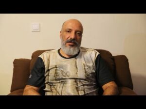 Amir Jafari Instagram - پست ورق زدنی
.
حدود سه سال از پخش این کلیپ های یک دقیقه ای از مصاحبه شصت دقیقه ای من میگذره و بیست و چند سال هم از حضور من در تئاتر، تلویزیون و سینما
در طول این مدت به عنوان عضو کوچکی از جامعه بازیگری، افتخار حضور در نگاه مردم را داشتم
این افتخار بالاترین ثروتی بوده که نصیبم شده و با هیچ چیز عوضش نمیکنم 
برآیند تمام صحبت های من در اون مصاحبه یک ساعته بر خلاف اون چیزی هست که با ناجوانمردی تدوین و تقطیع شد. ابدا اون چیزی نبود که برداشت شد. 
این اولین بار نیست که مشمول این اتفاقات شدم و آخرین بار هم نخواهد بود ...
اگر نارسایی کلامم باعث شد آنچه که در ذهن و قلبم بود به هر دلیل(از شرایط مصاحبه تا نحوه گفتار غلط و شاید ناقصم به خاطر ناتوانی در سخنوری که کمترین سو استفاده رو بشه ازش کرد) باعث رنجش عزیزان بشه
تمام قد می ایستم و عذرخواهی می‌کنم  و قدردان تمامی زحمت‌ها، صبوری‌ها، نجابت و شرافتشون هستم.
امیدوارم اگر حرفم دلپذیر نیست دلم پذیرایِ همه نقدهای وارد بهم باشه ...
اراتمند تمام محبتهاتون که بزرگترین ثروته
امیر جعفری
#امیرجعفری
