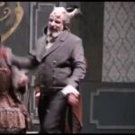 Amir Jafari Instagram - 🔊مردگان در آخرین اجرای خود خبر دادند دنیای شما بی‌شک زیباست اما بی‌ارزش. بزرگ است اما کوچک‌ ، خورشید دارد اما تاریک است، نفس می‌کشید اما مرده‌اید، شما تا وقتی پایتان را محکم روی کره زمین گذاشته‌اید، هرگز تصور نمی‌کنید چه اندازه زمان شما محدود است و برای همه محدودیت ایجاد می‌کنید. ایشان افزودند: دنیای زندگان لحظات زنده می‌خواهد و شما تا زنده‌اید لحظاتتان را می‌کُشید. به امید دیدارتان در آخرین شب عروس مردگان تیزر: سروش یاری مهدی فصاحت ⁦☎️⁩۰۹۲۲۰۱۲۸۰۲۹ هتل اسپیناس پالاس