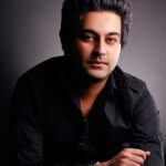 Amir Jafari Instagram - . گفتنی نیست فنایی که سر آغاز بقاست دیدنی هست بقایی که سرانجام فناست بهنام عزیز و دوست داشتنی، روح پاکت در گهواره‌ آرامش خدا باشد. تسلیت و آرزوی صبر برای خانواده و تمام دوستدارانش ریما رامین فر _امیر جعفری #امیرجعفری #بهنام_صفوی #تسلیت