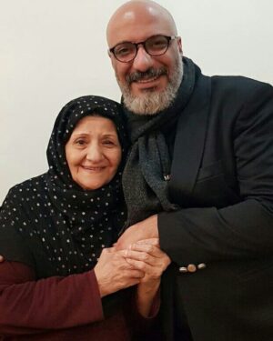 Amir Jafari Instagram - قهرمان زندگی من نه در کتابهاست و نه اسطوره ای در دل تاریخ ..فرشته ایست که به اشارتش زنده شدم و  از آن لحظه که اشک تولد ریختم به دعای او آویختم ...به حمایتش  نفس کشیدم ...و به عنایتش تا همیشه شکر گزارم 
جاودان باشی "مادرم" و روزت دوباره و دوباره ها بر من مبارک ....
#روز_مادر_مبارک