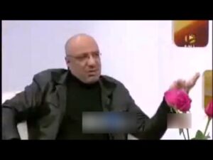 Amir Jafari Instagram - پست ورق زدنی
.
حدود سه سال از پخش این کلیپ های یک دقیقه ای از مصاحبه شصت دقیقه ای من میگذره و بیست و چند سال هم از حضور من در تئاتر، تلویزیون و سینما
در طول این مدت به عنوان عضو کوچکی از جامعه بازیگری، افتخار حضور در نگاه مردم را داشتم
این افتخار بالاترین ثروتی بوده که نصیبم شده و با هیچ چیز عوضش نمیکنم 
برآیند تمام صحبت های من در اون مصاحبه یک ساعته بر خلاف اون چیزی هست که با ناجوانمردی تدوین و تقطیع شد. ابدا اون چیزی نبود که برداشت شد. 
این اولین بار نیست که مشمول این اتفاقات شدم و آخرین بار هم نخواهد بود ...
اگر نارسایی کلامم باعث شد آنچه که در ذهن و قلبم بود به هر دلیل(از شرایط مصاحبه تا نحوه گفتار غلط و شاید ناقصم به خاطر ناتوانی در سخنوری که کمترین سو استفاده رو بشه ازش کرد) باعث رنجش عزیزان بشه
تمام قد می ایستم و عذرخواهی می‌کنم  و قدردان تمامی زحمت‌ها، صبوری‌ها، نجابت و شرافتشون هستم.
امیدوارم اگر حرفم دلپذیر نیست دلم پذیرایِ همه نقدهای وارد بهم باشه ...
اراتمند تمام محبتهاتون که بزرگترین ثروته
امیر جعفری
#امیرجعفری