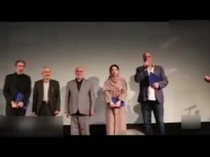 Amir Jafari Instagram - پست ورق زدنی
.
حدود سه سال از پخش این کلیپ های یک دقیقه ای از مصاحبه شصت دقیقه ای من میگذره و بیست و چند سال هم از حضور من در تئاتر، تلویزیون و سینما
در طول این مدت به عنوان عضو کوچکی از جامعه بازیگری، افتخار حضور در نگاه مردم را داشتم
این افتخار بالاترین ثروتی بوده که نصیبم شده و با هیچ چیز عوضش نمیکنم 
برآیند تمام صحبت های من در اون مصاحبه یک ساعته بر خلاف اون چیزی هست که با ناجوانمردی تدوین و تقطیع شد. ابدا اون چیزی نبود که برداشت شد. 
این اولین بار نیست که مشمول این اتفاقات شدم و آخرین بار هم نخواهد بود ...
اگر نارسایی کلامم باعث شد آنچه که در ذهن و قلبم بود به هر دلیل(از شرایط مصاحبه تا نحوه گفتار غلط و شاید ناقصم به خاطر ناتوانی در سخنوری که کمترین سو استفاده رو بشه ازش کرد) باعث رنجش عزیزان بشه
تمام قد می ایستم و عذرخواهی می‌کنم  و قدردان تمامی زحمت‌ها، صبوری‌ها، نجابت و شرافتشون هستم.
امیدوارم اگر حرفم دلپذیر نیست دلم پذیرایِ همه نقدهای وارد بهم باشه ...
اراتمند تمام محبتهاتون که بزرگترین ثروته
امیر جعفری
#امیرجعفری