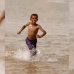Amir Jafari Instagram - سیستان و بلوچستانِ مظلوم منطقه ای محروم با مردمی محروم تر،این مردم درگیر مشکلات بسیار اساسی و چالشی هستند صف آب صف کپسول گاز صف نفت صف کمیته امداد و.... هموطنان مظلوم و نجیب و آرزوهای کودکان سیستانی و بلوچستانی را دریابیم .. "این پوستهای تیره عصاره آفتاب را و طعم خاک را و تهاجم باد و شوق به آب در خود حل و هضم کرده اند این چهره ها از فراسوی تاریخ با انسان سخن میگویند" (دیدار بلوچ:..."محمود دولت آبادی") اهنگ: #محسن_چاووشی #سیستان_و_بلوچستان_را_دریابیم #مناطق_محروم