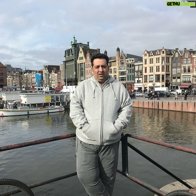 Amir Jafari Instagram - نبودنت وقتی باید باشی سخت تر از واژه های تسلیت و آرزوی صبر است ...اینهمه نبودنت را چگونه تاب بیاوریم تسلیت واژه غریبیست آراممان نمیکند رفیق