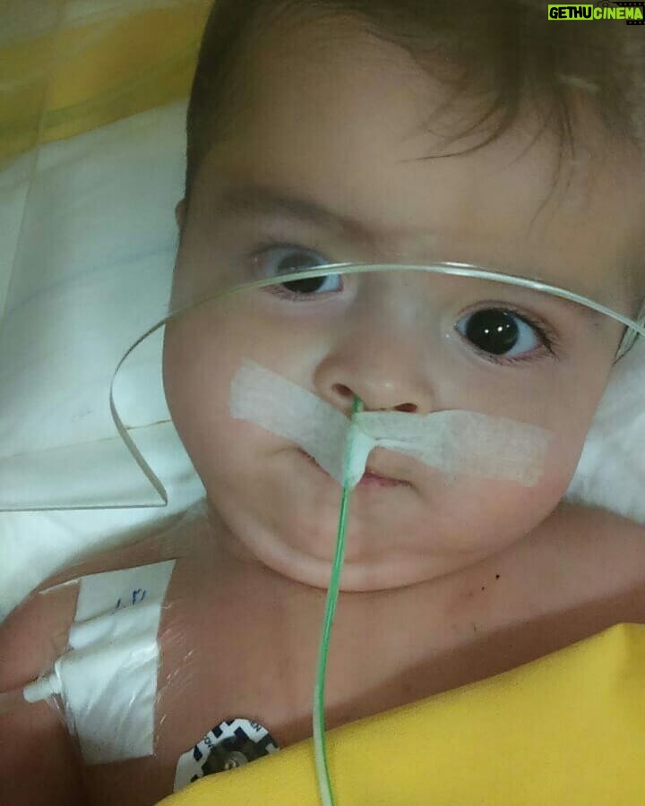 Amir Jafari Instagram - محمد پرهام طاهری، نوزاد هشت ماهه، به بیماری ژنتیکی SMA مبتلا است. پیشرفت بیماری بسیار زیاد است و موجب غیرفعال شدن اعصاب حرکتی شده است. هفته ای گذشت برای تنفس گلویش را باز کردند و نمی توانم حجم درد جسم کودک و قلب پدر و مادرش را درک و بیان کنم. دقایق امروز ما، می تواند باقی مانده ی زندگی پرهام باشد... پک کامل داروی او شامل ۶ عدد آمپول SPINRAZA با دوره مصرف یک ساله به قیمت ۷۵۰.۰۰۰ (هفتصد و پنجاه هزار) دلار است که تامین هزینه اش از توان خانواده اش خارج است. در حد توانتان به تداوم نفسهای پرهام کمک کنید. 6219861035748606 به نام محمد پرهام طاهری شماره حساب كارت 821-800-13960610-1 شماره شبا : IR270560082180013960610001 #پرهام #کمک #خیریه #کودک #بیماری #SMA #محمدپرهام_تنها_نیست