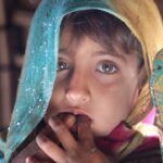 Amir Jafari Instagram - ‏‎#جازموريان_تنها_نيست ‎محروميت منطقه جازموريان آنقدر زياد است كه از روي نقشه هم مي شود فهميد. اين محدوده در جنوب استان كرمان،شهرستان كهنوج،بخش قلعه گنج واقع است و نزديكترين روستا به آن روستاي توريگ مي باشد. جبر جغرافيايى (خشك شدن تالاب جازمريان)، كمبود آب، تبعيض اجتماعى، نا آگاهي اجبارى، كم توجهى و ... تعداد زيادى انسان ايرانى بى شناسنامه، بى هويت، بدون هيچ گونه امكانات بهداشتى، آموزشى و رفاهى را به وجود آورده است. كه حتى از داشتن كمترين سواد در حد شمارش اعداد (از يك تا ده)، شناخت روزهاى هفته و فصل ها و... محرومند. ‎خوراكِ اين گروه از مردم منطقه اغلب نانِ خالى است. در جازموريان ساليانه تعداد زيادى كودك و بزرگسال بر اثر گزيدگىِ مار و عقرب و زنانِ زيادى هنگام زايمان جانشان را از دست مى دهند؛ چون تا نزديكترين مركز بهداشتى ٥٠كيلومتر مسير بيابانى با رمل هاى ماسه اى در پيش دارند كه بايد با شتر يا پاى پياده طى كنند. ‎كودكان جازموريان از داشتن هويت، تغذيه، آموزش و بهداشت محرومند و زندگى دردناكشان حتىٰ مزه((شيرينى)) را هم از آنها دريغ كرده است. اين كودكان معصوم پابرهنه در بيابان دويده اند و پوستشان بر اثر سرما و خشكى هوا ترك ترك شده است. ‎كودكان جازموريان فرزندان ايران و سرمايه هاى ابدى اين سرزمين اند. با ما در پويش ‏‎#جازموريان_تنها_نيست @s.slvt همراه باشيد.
