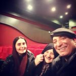 Amir Jafari Instagram - . حضرت مادر لطف کردن و اجرای ما رو منور کردن🌹 --------------- نمايش #گم_و_گور به دليل استقبال مخاطبان تا روز جمعه ٢٤ آذر تمديد شد امكان خريد بليت براي روزهاي يكشنبه تا سه شنبه(١٩،٢٠،٢١آذر) در سايت Tiwall.com فراهم است . ❌اين نمايش ديگر تمديد نخواهد شد❌ #الناز_شاكردوست #امير_جعفري #امير_مهندسيان #بازيگر #نمايش #تاتر #سينما #تماشاخانه_ايرانشهر #مرتضي_ميرمنتتظمي #كاوه_ابراهيم #عليرضا_زارع_پرست #فردين_شاه_حسيني #سمانه_آقازماني #سالن_ناظرزاده #محمد_قدس