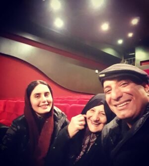 Amir Jafari Instagram - .
حضرت مادر لطف کردن و اجرای ما رو منور کردن🌹
---------------
نمايش #گم_و_گور به دليل استقبال مخاطبان تا روز جمعه ٢٤ آذر تمديد شد  امكان خريد بليت براي روزهاي يكشنبه تا سه شنبه(١٩،٢٠،٢١آذر) در سايت Tiwall.com فراهم است
.
❌اين نمايش ديگر تمديد نخواهد شد❌

#الناز_شاكردوست #امير_جعفري #امير_مهندسيان #بازيگر #نمايش #تاتر #سينما #تماشاخانه_ايرانشهر #مرتضي_ميرمنتتظمي #كاوه_ابراهيم #عليرضا_زارع_پرست #فردين_شاه_حسيني #سمانه_آقازماني #سالن_ناظرزاده #محمد_قدس