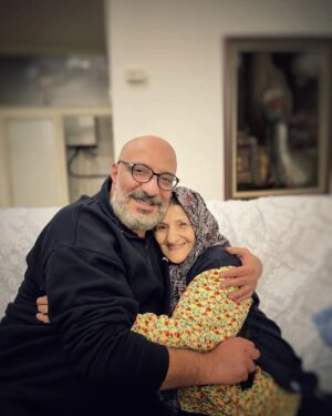 Amir Jafari Instagram - چشمه عشق ملکوت ...خالق زیباترین و امن ترین تصویر زندگی ،در آغوشت جهان را زیر سر دارم ..
وجودت مستدام و دعاهایت جاری در لحظه هایم ...روزت مبــــارک مــــادرم

#مادر