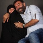 Amir Jafari Instagram - جهان سُست است و بی بنیاد .. از این فرهاد کُش فریااااد .... رفیق با معرفت ..ارزوت این بود تا وقتی زنده باشی که مادرت پشت سرت نفس میکشه ...زود رفتی و یادگاریت شد خنده هات و عشق به مادرت ..مادرت امروز عزادارترینِ و ما غصه دار ترین ..همه با بغض و اشک نوشتیم ....خدا به ننه علی صبر بده برای تحمل این غم .. روح بزرگت شاد #علی_انصاریان
